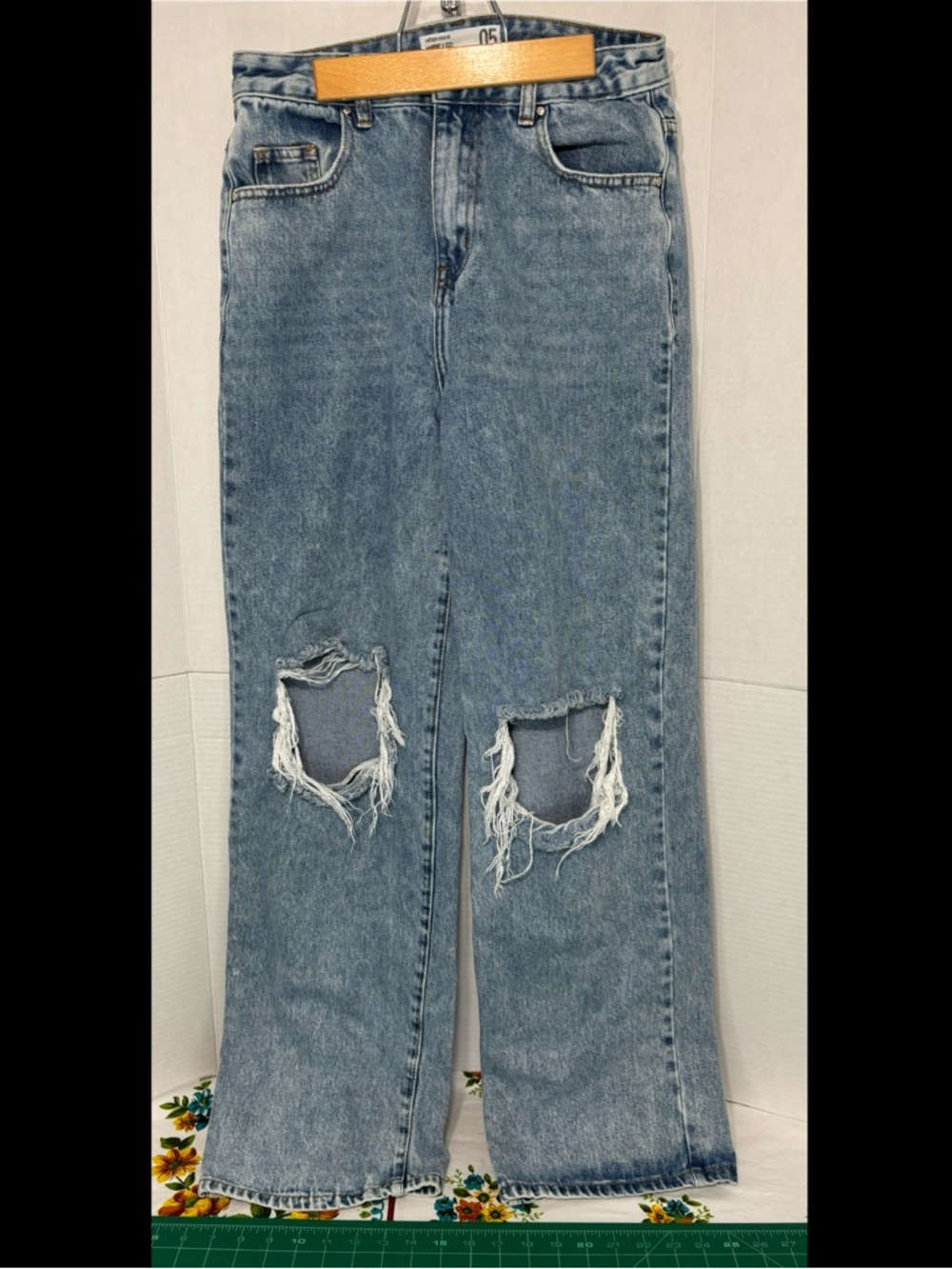 refuge Women’s sz 5 Wide Leg Distressed Jeans Knee Holes Casual Streetwear